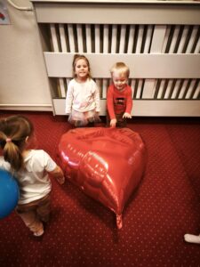 Dzieci pozują do zdjęcia z balonami
