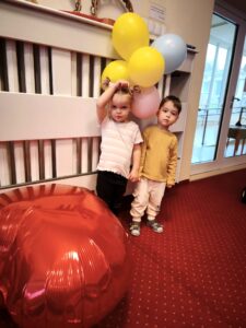 Dzieci pozują do zdjęcia z balonami