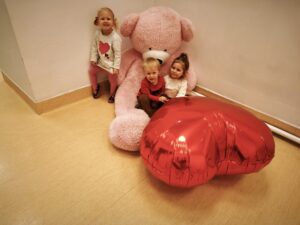 Dzieci pozują do zdjęcia z balonami