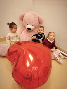 Dzieci pozują do zdjęcia z balonami