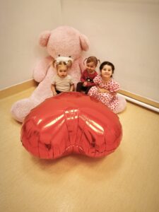 Dzieci pozują do zdjęcia z balonami