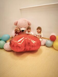 Dzieci pozują do zdjęcia z balonami