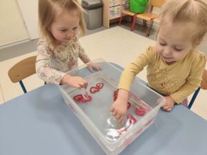 Dzieci łowią serduszka z drucików kreatywnych