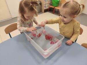 Dzieci łowią serduszka z drucików kreatywnych