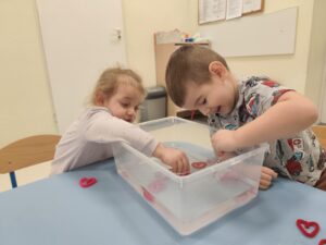Dzieci łowią serduszka z drucików kreatywnych