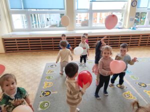 Dzieci podrzucają balony