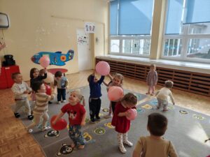 Dzieci podrzucają balony