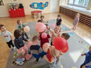 Dzieci podrzucają balony