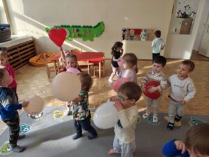 Dzieci podrzucają balony
