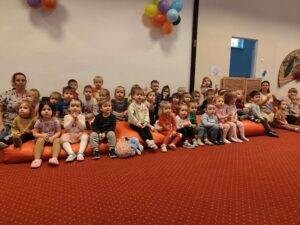 Dzieci oglądające przedstawienie