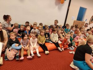 Dzieci oglądające przedstawienie