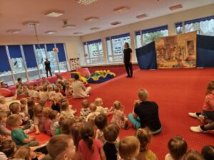 Dzieci oglądające przedstawienie