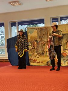 Aktorzy podczas występu