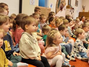 Dzieci oglądające przedstawienie