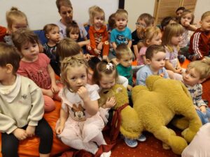 Dzieci oglądające przedstawienie