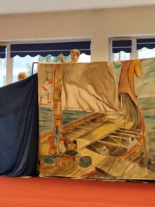 Chłopczyk macha że scenografii