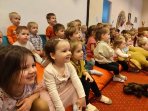 Dzieci oglądające przedstawienie