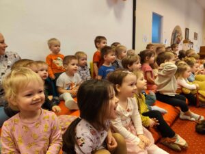 Dzieci oglądające przedstawienie