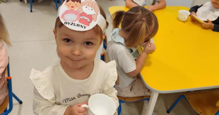 Dziewczynka zanosi kubek na wózek