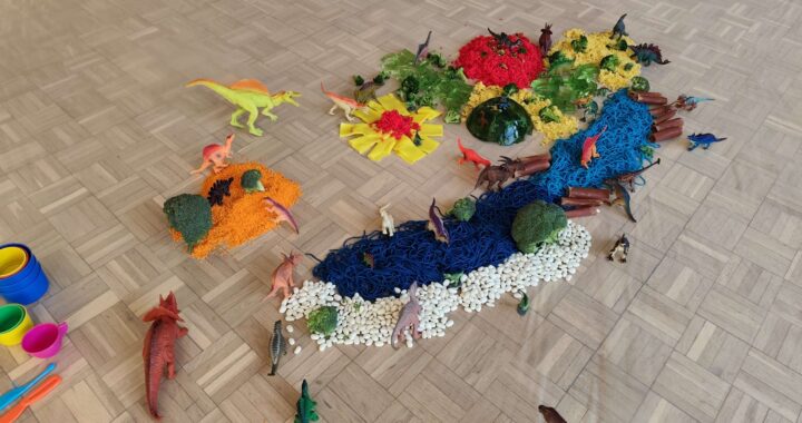 Produkty spożywcze do zabawy sensoplastycznej wraz z zabawkowymi dinozaurami