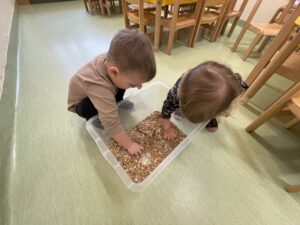 Dzieci robią karmidełka dla ptaszków.