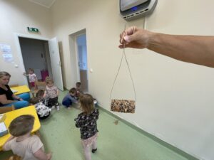 Dzieci robią karmidełka dla ptaszków.