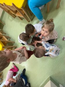 Dzieci robią karmidełka dla ptaszków.