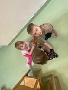 Dzieci robią karmidełka dla ptaszków.