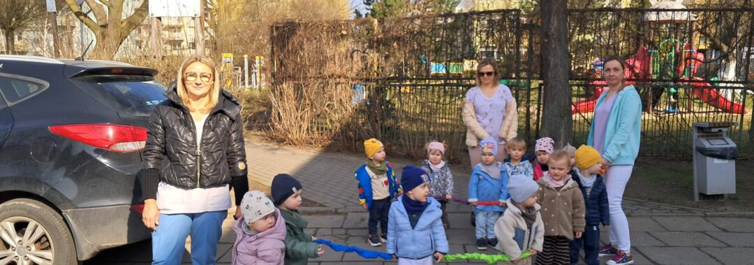 Dzieci bawią się na placu zabaw.