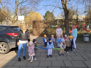 Dzieci bawią się na placu zabaw.