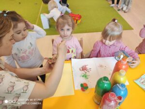 Dzieci robią ptaszka z rączki