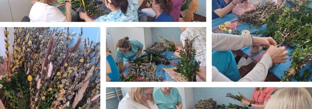 Pracownicy żłobka wspólnie przygotowują palmy wielkanocne – siedzą przy stole i układają gałązki bazi, bukszpanu oraz kolorowe wstążki. Na zdjęciach widoczne są etapy tworzenia palm oraz gotowe, bogato zdobione kompozycje