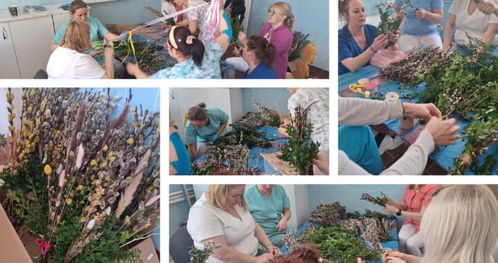 Pracownicy żłobka wspólnie przygotowują palmy wielkanocne – siedzą przy stole i układają gałązki bazi, bukszpanu oraz kolorowe wstążki. Na zdjęciach widoczne są etapy tworzenia palm oraz gotowe, bogato zdobione kompozycje