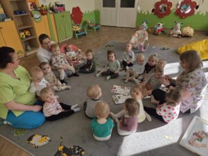 Ciocia opowiada Dzieciom o tym, jak ważne jest dbanie o zdrowe zęby.