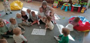 Ciocia opowiada dzieciom o tym, jak ważne jest dbanie o zdrowe zęby.