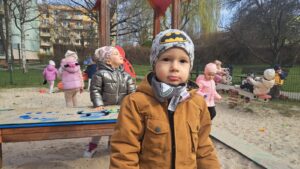 Dzieci bawią się na placu zabaw
