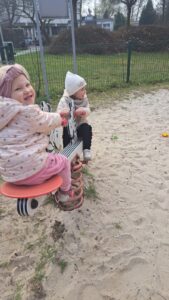 Dzieci bawią się na placu zabaw