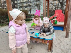 Dzieci bawią się na placu zabaw