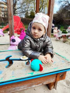 Dzieci bawią się na placu zabaw
