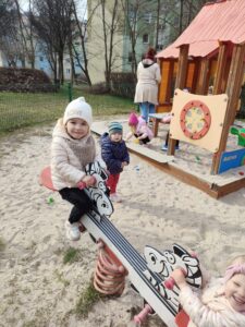 Dzieci bawią się na placu zabaw