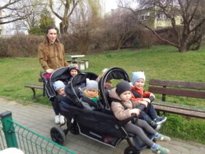 Dzieci siedzą w wózku spacerowym sześcioosobowym