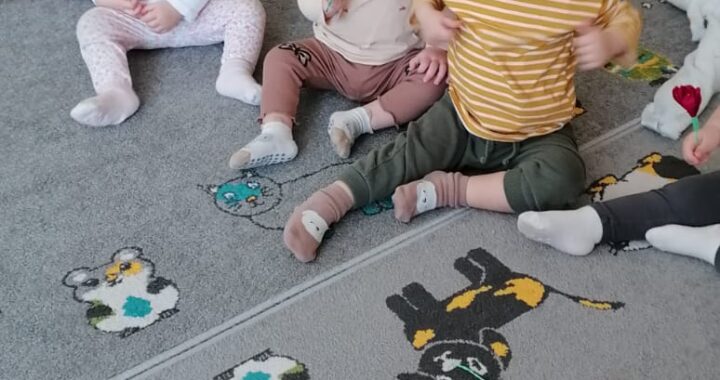 Dzieci oglądają krokusy wykonane z krepiny.