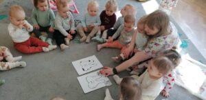 Ciocia rozmawia z dziećmi na temat produktów zdrowych dla zębów.