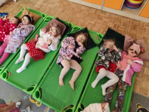 Dziewczynki relaksują się na leżakach z ogórkami na oczach