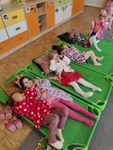 Dziewczynki relaksują się na leżakach z ogórkami na oczach