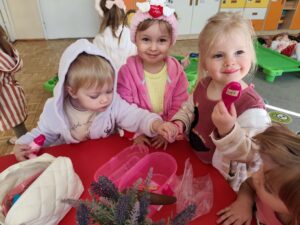 Dziewczynki robią makijaże