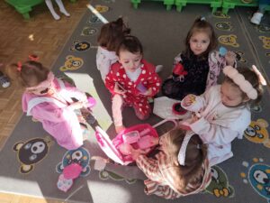 Dziewczynki robią makijaże