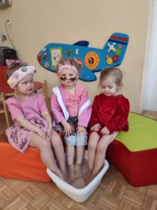 Dziewczynki moczą stopy w misce