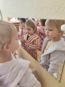 Dziewczynki przyglądają się w lustrze