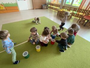 Dzieci poznają kolory